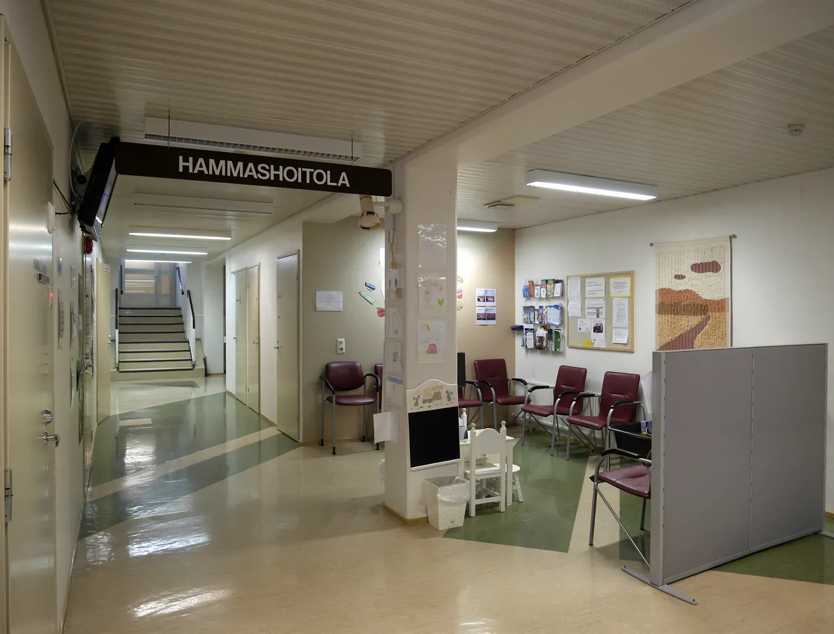 Empty dental waiting room with chairs and clinic seating